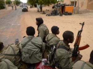 Soldats maliens dans les rues de Tombouctou.AFP PHOTO ERIC FEFERBERG